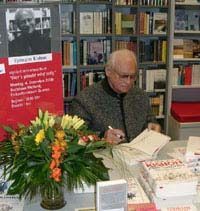 Foto: Ephraim
  Kishon beim Signieren.